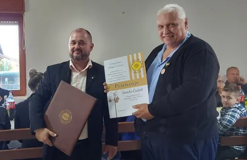 VINKOVCIUdruga pčelara Nektar Vinkovci&nbsp;organizirala je druženje kojim su obilježili 140 godina organiziranog pčelarenja u Vinkovcima i vinkovačkom kraju.LISTOPAD 2025.
