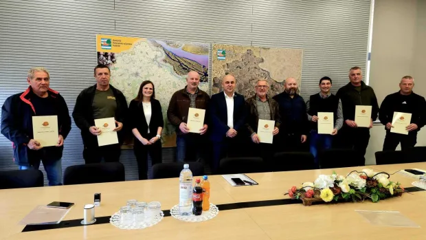 VINKOVCISedam lovačkih udruga s područja Vukovarsko-srijemske županije potpisalo je ugovore na temelju javnog poziva za dodjelu potpora za razvoj i unaprjeđenje lovstva ukupne vrijednosti veće od 11.000 eura.listopad 2025.