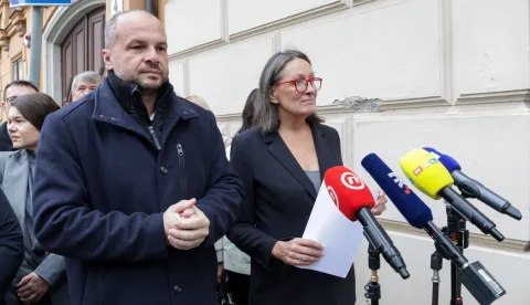 Zagreb, 27.10.2025.- Klubovi zastupnika SDP-a i Možemo! podnijli su  zahtjev Ustavnom sudu za ocjenu suglasnosti s Ustavom Zakona o energiji i Zakona o izvlaštenju nekretnina i određivanju naknade, kojima se omogućuje oduzimanje zemlje malim  poljoprivrednicima u korist privatnih investitora za solarne elektrane. Na fotografiji Siniša Hajdaš Dončić, Urša Raukar Gamulin.foto HINA/ Admir BULJUBAŠIĆ/ abu