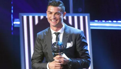 epa06285006 Portugal and Real Madrid forward Cristiano Ronaldo wins The Best FIFA Men's Player Award during the Best FIFA Football Awards 2017 at the London Palladium, London, Britain 23 October 2017. EPA/ANDY RAIN