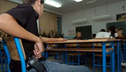 04.03.2010., Slavonski Brod - Uz tradicionalni nacin prepisivanja iz klasicnog salabahtera, ucenici se koriste i sofisticiranijim metodama poput pokretnih radio stanica, walkie-talkieja, mobitela s e-mailom, raznih bubica za uho i slicno. rPhoto: Ivica Galovic/PIXSELL