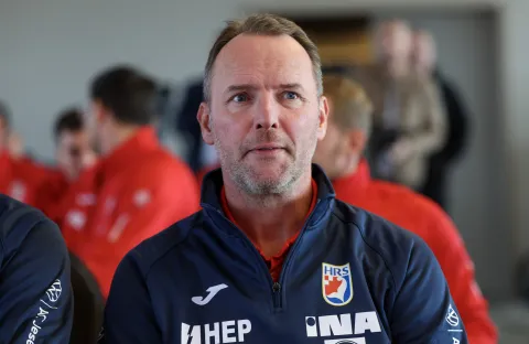 Zagreb, 27.10.2025 - Prvo okupljanje hrvatske muške seniorske reprezentacije u novoj sezoni. Na početku okupljanja potpisan je sponzorski Ugovor Hrvatske pošte i Hrvatskog rukometnog saveza koje su potpisali predsjednik Uprave Hrvatske pošte Ivan Čulo, predsjednik Hrvatskog rukometnog saveza Tomislav Grahovac. Na slici izbornik hrvatske rukometne reprezentacije Dagur Sigurdsson.foto HINA/ Damir SENČAR/ ds