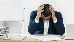 Medium shot stressed man looking at papersfreepikstres posao biznis stečaj bankrot kriza novac ilustracija