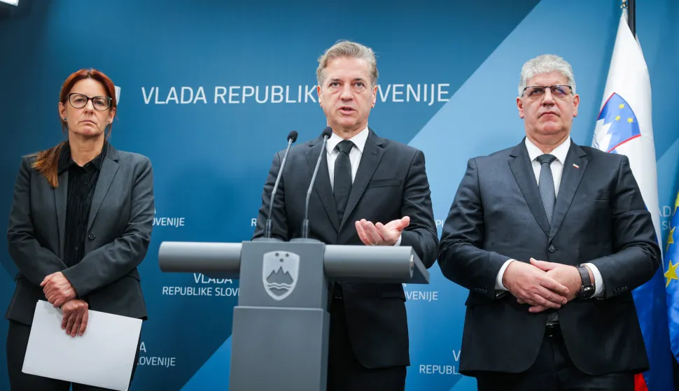 Ljubljana,, 26.10.2025.- Slovenski premijer Robert Golob u nedjelju je prihvatio ostavke dvoje ministara iz njegove vlade, ministrice pravosu?a Andreje Kati? i ministra unutarnjih poslova Bo?tjana Poklukara, koji su se odlu?ili odstupiti nakon ubojstva 48-godi?njeg mu?karca u Novom Mestu. Na slici Andreja Kati?, Robert Golob, Bo?tjan Poklukar i Damjan Petri?. foto HINA/ STA/ lDaniel Novakovic/ ua
