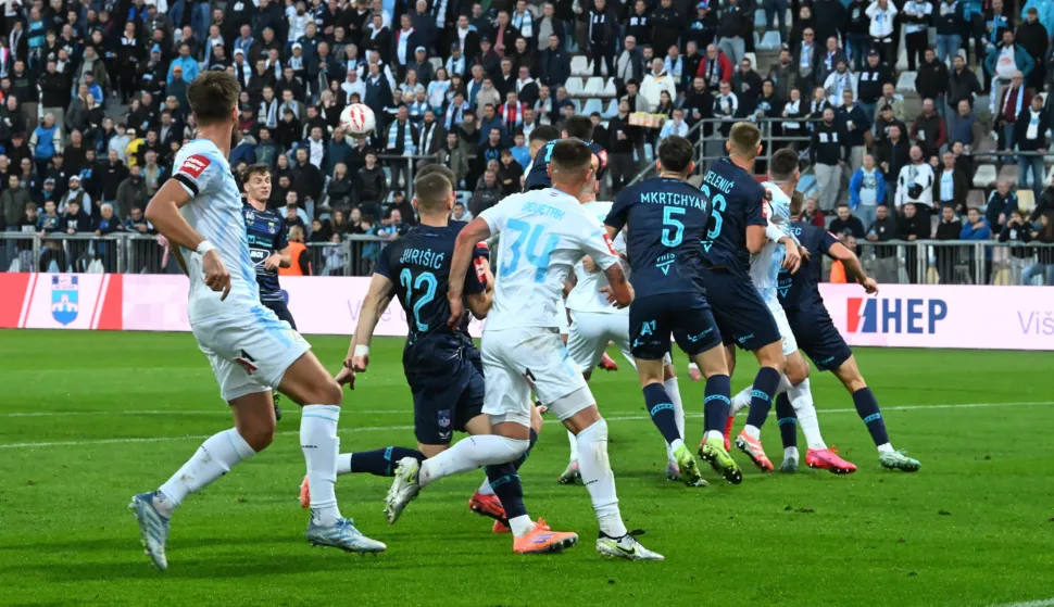 Rijeka, 27.10.2025.- Utakmica 11. kola HNL-a Rijeka - Osijek na stadionu Rujevica. foto HINA/ Miljenko KLEPAC/ ua