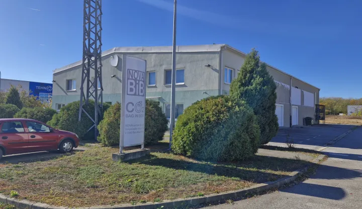 BELI MANASTIR - NOVAcarton predložen za Zlatnu plaketu GradaLISTOPAD 2025."Tvrtka NOVAcarton sa sjedištem u Poslovnoj zoni Zapad osnovana je 2014. godine, a specijalizirala se za proizvodnju i distribuciju inovativnih pakiranja od valovitog kartona, posebice u sektoru namještaja od kartona i ambalaže za pića. Prva je tvrtka na svijetu za proizvodnju ambalaže za piće koja koristi 100 % recikliranu PET plastiku te na taj način doprinosi zaštiti okoliša i smanjenju otpada", stoji u obrazloženju, koje se nastavlja riječima kako je tvrtka u fazi razvoja cijele nove grane ambalaže koju namjerava pokrenuti kroz novu fazu redovite proizvodnje, uz dodatno zapošljavanje te realizaciju 35 milijuna eura teške investicije za izgradnju nove zgrade i nabavu strojeva za pletenja platna od recikliranih PET boca i logistiku. Surađuju s klijentima kao što su AB Inbev (Budweiser, Stella) Heineken, Coca Cola, Guinness i slični.