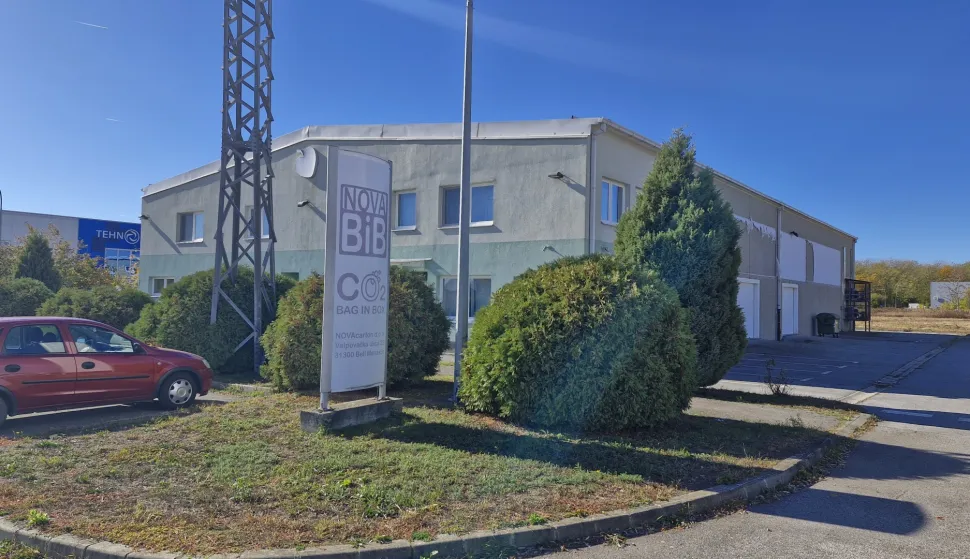 BELI MANASTIR - NOVAcarton predložen za Zlatnu plaketu GradaLISTOPAD 2025."Tvrtka NOVAcarton sa sjedištem u Poslovnoj zoni Zapad osnovana je 2014. godine, a specijalizirala se za proizvodnju i distribuciju inovativnih pakiranja od valovitog kartona, posebice u sektoru namještaja od kartona i ambalaže za pića. Prva je tvrtka na svijetu za proizvodnju ambalaže za piće koja koristi 100 % recikliranu PET plastiku te na taj način doprinosi zaštiti okoliša i smanjenju otpada", stoji u obrazloženju, koje se nastavlja riječima kako je tvrtka u fazi razvoja cijele nove grane ambalaže koju namjerava pokrenuti kroz novu fazu redovite proizvodnje, uz dodatno zapošljavanje te realizaciju 35 milijuna eura teške investicije za izgradnju nove zgrade i nabavu strojeva za pletenja platna od recikliranih PET boca i logistiku. Surađuju s klijentima kao što su AB Inbev (Budweiser, Stella) Heineken, Coca Cola, Guinness i slični.