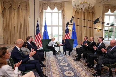 FILE PHOTO: U.S. President Donald Trump shakes hands with European Commission President Ursula von der Leyen, as U.S. Commerce Secretary Howard Lutnick, Trade Representative Jamieson Greer and White House Deputy Chief of Staff Stephen Miller clap, after an announcement of a trade deal between the U.S. and EU, in Turnberry, Scotland, Britain, July 27, 2025. REUTERS/Evelyn Hockstein/File Photo Photo: Evelyn Hockstein/REUTERS
