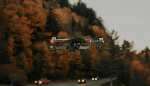 Dronom policija nadzire promet