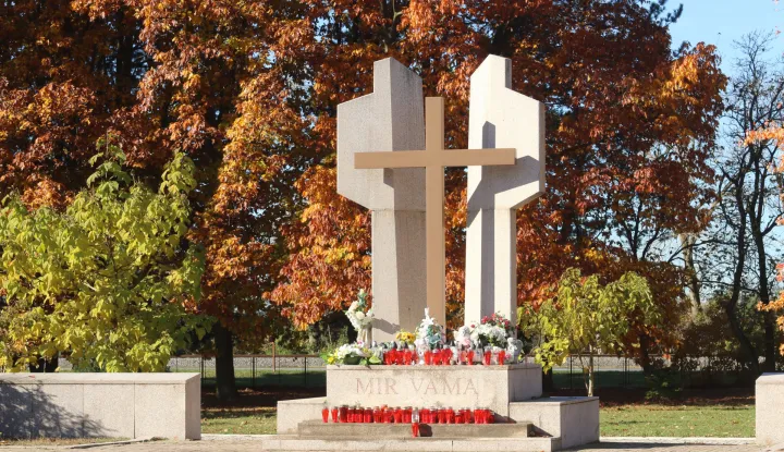 Osijek, 28. 10. 2025, Centralnžićo groblje, tradicionalna pressica uoči Blagdana Svih Svetih. Presisci su nazočili Vedran Novokmet, direktor UKOP-a, Darijan Rudan, direktor GPP-a i Igor Pandžić, direktro UNIKOM-a. Uređivanje groblja uoči Blagdana.snimio GOJKO MITIĆ