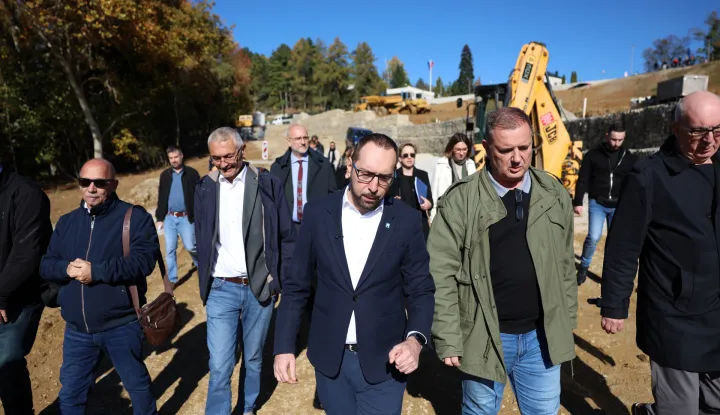 Zagreb, 28.10.2025. - Gradonačelnik Grada Zagreba Tomislav Tomašević i zamjenici gradonačelnika obišli su završne radove na sanaciji klizišta na Pantovčaku. Na fotografiji Tomislav Tomašević. foto HINA/ Damir SENČAR/ tm
