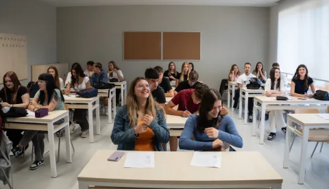 Osijek, 08. 09. 2025., Prvi dan škole u novoj I. Gimnaziji u Strossmayerovojučenici; učenik; škola; srednjoškolci; srednjoškolac; školske klupe; gimnazija