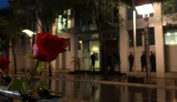 Podgorica, 03.01.2025. - Oko tisuću prosvjednika, prema procjeni crnogorskih medija, okupilo se u petak navečer ispred zgrade crnogorske vlade kako bi prosvjedovali zbog tragedije koja je 1. siječnja zadesila Cetinje i masovnog ubojstva u tom gradu, dok se u zgradi vlade održavala sjednica Vijeća za nacionalnu sigurnost. Prosvjednici su tražili odgovornost i smjenu kompletnog vodstva u sustavu sigurnosti. Nosili su transparente na kojima pi&scaron;e "Ruke su vam krvave", "Sistem vam je truo" i "12 minuta ti&scaron;ine" i skandiraju "Ubojice, izađite napolje" i "Ostavke". Također izvikivali su imena žrtava tragedije koja se u srijedu dogodila u Cetinju, kada je Cetinjanin Aco Martinović usmrtio 12 osoba.foto HINA/ TANJUG/ MEDIA BIRO, fotografija niske rezolucije/ nr/ ml