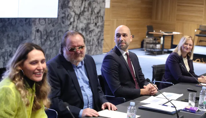 Zagreb, 05.12.2024. - U plenarnoj dvorani NSK, predstavljeno je novo izdanje trezorskih zapisa. Na predstavljanju su sudjelovali državni tajnik Davor Zoričić i ravnatelj Hrvoje Radovanić iz Ministarstva financija, te Gordana Soldo, iz Financijske agencije. Na fotografiji (L-D) Tereza Rogić Lugarić, Hrvoje Radovanić, Davor Zoričić i Gordana Soldo.Foto HINA /Zvonimir KUHTIĆ/ kuzo