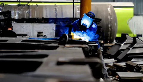 Slavonski Brod, 09. 04. 2024., Djuro Dakovic, slobodnjaci, slobodnjak, industrija, radnici, proizvodna hala, postrojenje za proizvodnju, zavarivanje; varenje; ilustracijeSNIMIO BRUNO JOBST