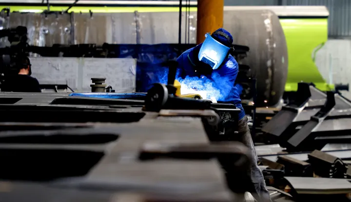 Slavonski Brod, 09. 04. 2024., Djuro Dakovic, slobodnjaci, slobodnjak, industrija, radnici, proizvodna hala, postrojenje za proizvodnju, zavarivanje; varenje; ilustracijeSNIMIO BRUNO JOBST