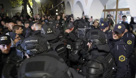 28.10.2025., Novo Mesto, Slovenija - Kako prenosi 24ur, dok se mjesto odrzavanja vec praznilo, manja skupina ljudi gurala se na rubu trga, te je intervenirala policija. Na skupu nije bilo vecih prekrsaja. Photo: Borut Zivulovic/PIXSELL/F.A. BOBO
