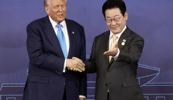 epa12489380 South Korean President Lee Jae Myung (R) gestures for US President Donald Trump (L) to take a seat ahead of their talks at the Gyeongju National Museum in Gyeongju, North Gyeongsang Province, southeastern South Korea, 29 October 2025. Trump is in South Korea to attend the Asia-Pacific Economic Cooperation (APEC) forum in the nearby city of Gyeongju. EPA/YONHAP/POOL SOUTH KOREA OUT