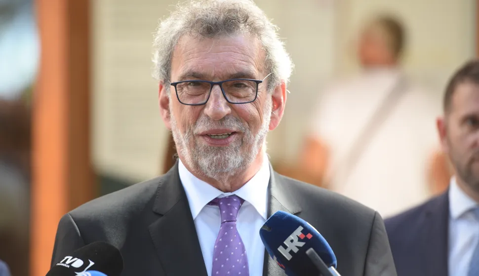 Split - 18.09.2025.- Ministar znanosti, obrazovanja i mladih Radovan Fuchs, splitsko-dalmatinski župan Blaženko Boban, gradonačelnik Splita Tomislav Šuta i ravnateljica Instituta za jadranske kulture i melioraciju krša Katja Žanić sudjelovali su na prezentaciji projekta izgradnje Centra za naprednu analitiku i podršku razvoju mediteranskih poljoprivrednih proizvoda. foto HINA/ Mario STRMOTIĆ/ms 