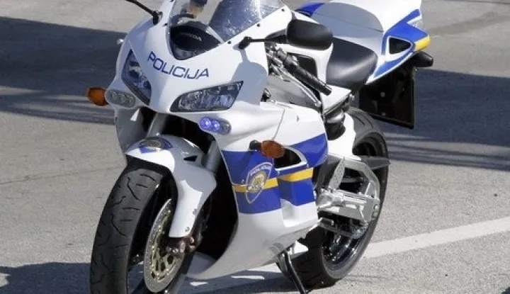 Policijski motocilisti u lovu na tehnički neispravna vozila, neispravan, motocikl, policija, ilustracija