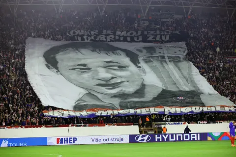 Split, 20.3.2025.- Prvi dvoboj ?etvrtfinala nogometne Lige nacija Hrvatska - Francuska. Na slici transparent s likom francuskog vojnika Jean-Michel Nicoliera koji je ubijen na Ov?ari. foto HINA/ Damir SEN?AR/ ua