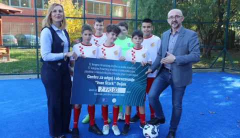 Osijek, 29. 10. 2025, Centar za obrazovanje Ivan Štark uručenje donacije s liječničke utakmice. Dr.Vlatko Kopić uručio donaciju ravnateljici škole, Maja Radoš Bučma.snimio GOJKO MITIĆ