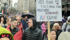 Beograd, 15.03.2025. - Deseci tisuća ljudi su, unatoč kiši, zaposjeli središnje ulice Beograda sudjelujući u protuvladinom prosvjedu "15. za 15." na koji je cijelu Srbiju pozvao studentski pokret, ali mnogi nisu uspjeli stići na početak prosvjeda u 16 sati jer je vlast na više načina opstruirala skup. Mnoštvo se okupilo ispred Skupštine Srbije, uz koju su od prijepodneva raspoređene jake policijske snage s opremom za razbijanje demonstracija, a policijskim kordonima okruženo je i službeno sjedište predsjednika Republike. Val prosvjeda u Srbiji potaknut je padom nadstrešnice na željezničkom kolodvoru 1. studenog prošle godine kada je poginulo 15 ljudi, a preuzeo ih je studentski pokret koji zahtijeva političku i kaznenu odgovornost vlasti, borbu protiv korupcije, učinkovit rad institucija bez političkog utjecaja, uređeno i pravedno društvo. foto HINA/ Velimir ILIĆ/ ml