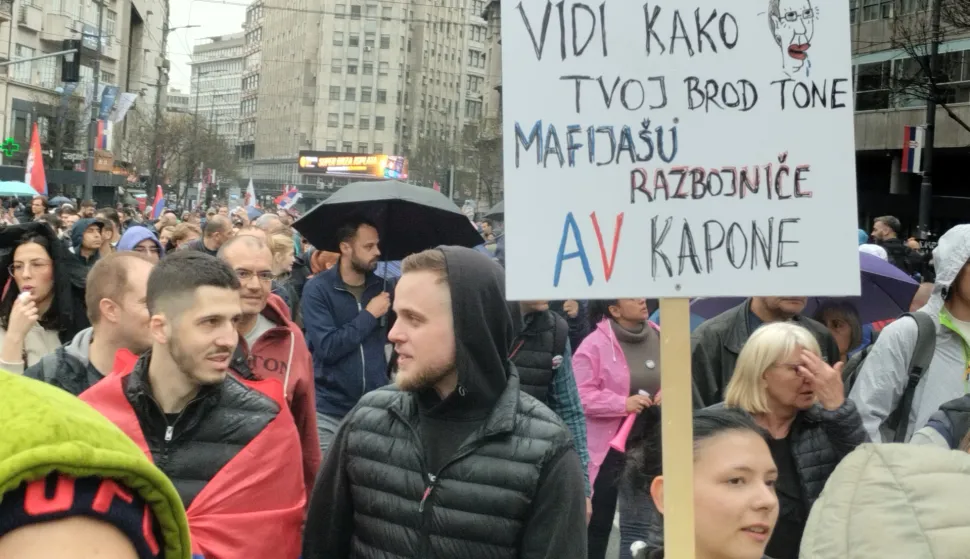 Beograd, 15.03.2025. - Deseci tisuća ljudi su, unatoč kiši, zaposjeli središnje ulice Beograda sudjelujući u protuvladinom prosvjedu "15. za 15." na koji je cijelu Srbiju pozvao studentski pokret, ali mnogi nisu uspjeli stići na početak prosvjeda u 16 sati jer je vlast na više načina opstruirala skup. Mnoštvo se okupilo ispred Skupštine Srbije, uz koju su od prijepodneva raspoređene jake policijske snage s opremom za razbijanje demonstracija, a policijskim kordonima okruženo je i službeno sjedište predsjednika Republike. Val prosvjeda u Srbiji potaknut je padom nadstrešnice na željezničkom kolodvoru 1. studenog prošle godine kada je poginulo 15 ljudi, a preuzeo ih je studentski pokret koji zahtijeva političku i kaznenu odgovornost vlasti, borbu protiv korupcije, učinkovit rad institucija bez političkog utjecaja, uređeno i pravedno društvo. foto HINA/ Velimir ILIĆ/ ml