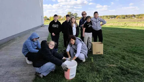 Osnovci iz Đurđenovca zasadili 30 sadnica lovor-višnje