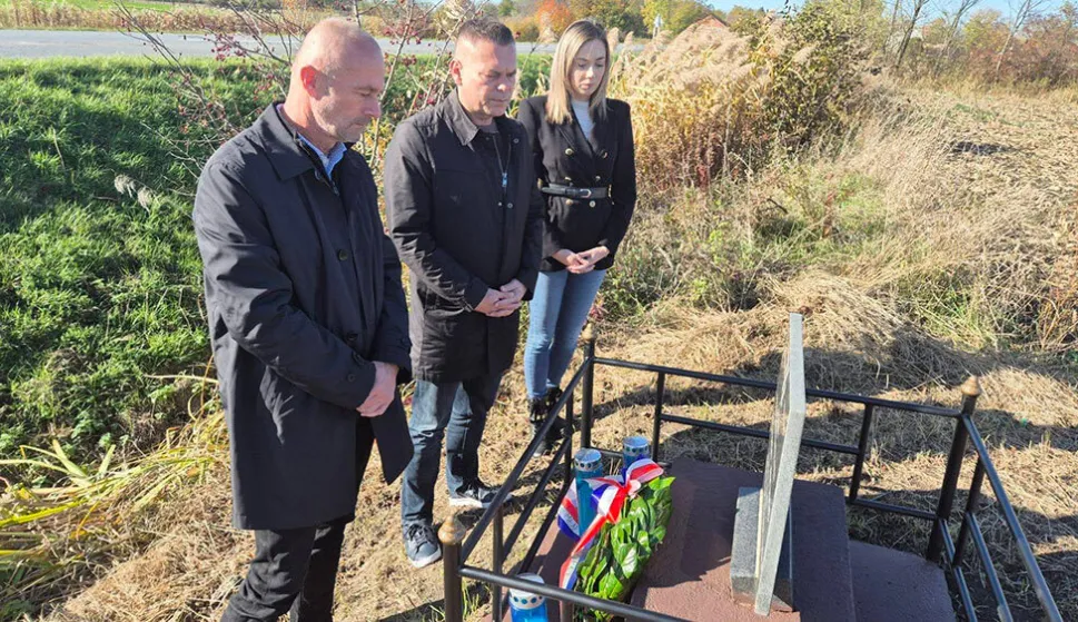 Odali počast braniteljima: Izaslanstvo Grada Našica upalilo svijeće kod spomen-ploče Ivici Oreškom i Josipu Mogušu