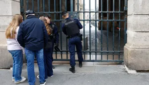 epa12464538 Police officers close the Place du Carrousel next to the Louvre Museum after a robbery this morning in Paris, France, 19 October 2025. The Louvre Museum was targeted in a robbery by several criminals who smashed windows to steal jewelry. The museum was later closed. French Culture Minister Rachida Dati called it 'an attack on France's cultural heritage.' EPA/Mohammed Badra