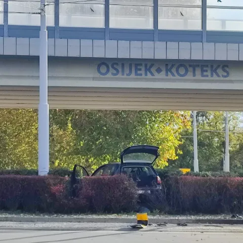 Prometna nesreća na kružnom toku između Osijeka i Vi&scaron;njevca