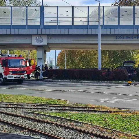 Prometna nesreća na kružnom toku između Osijeka i Vi&scaron;njevca