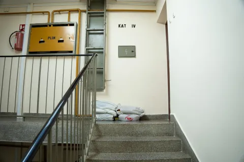 Drama na osječkom Vijencu Petrove gore: Deložirana starija žena odbija pomoć i već mjesec dana živi na stubištu