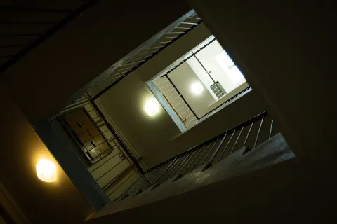 Drama na osječkom Vijencu Petrove gore: Deložirana starija žena odbija pomoć i već mjesec dana živi na stubištu