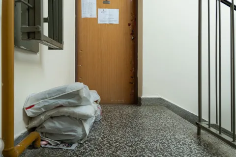 Drama na osječkom Vijencu Petrove gore: Deložirana starija žena odbija pomoć i već mjesec dana živi na stubištu