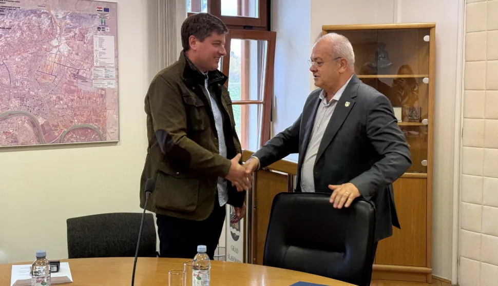 SLAVONSKI BROD - Gradonačelnik Mirko Duspara potpisao je s tvrtkom Strabag ugovor o izvođenju radova na modernizaciji nerazvrstane ceste u Ulici generala Petra Stipetića.listopad 2025.