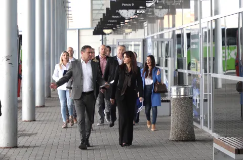 Osijek, 30. 10. 2025., Autobusni kolodvor Osijek, ugovor, prijevoz učenika, prijevoz, Arriva, autobus, autobusi, Nataša Tramišak, Dražen Divjak - predsjednik Uprave Arriva SNIMIO BRUNO JOBST