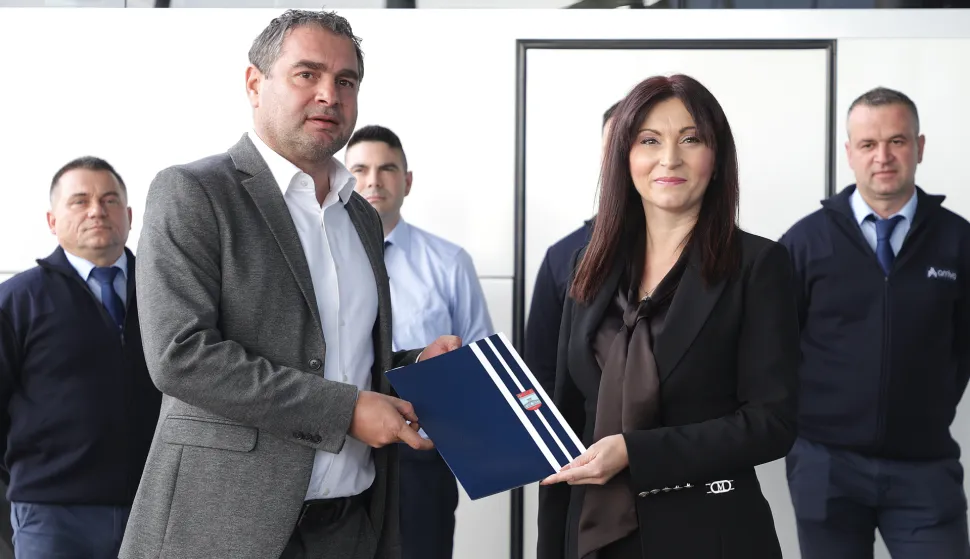 Osijek, 30. 10. 2025., Autobusni kolodvor Osijek, ugovor, prijevoz učenika, prijevoz, Arriva, autobus, autobusi, Nataša Tramišak, Dražen Divjak - predsjednik Uprave Arriva SNIMIO BRUNO JOBST