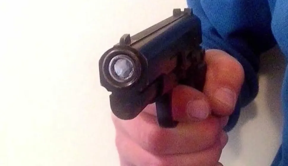 ?Pitolj, pljačka, razbojnitvo, prijetio pitoljem, ubojstvo, razbojstvo, ilustracija pljačka, pokuaj ubojstva.Milan BugarićSnimio:------CRNA2 ST COLOR