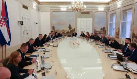 ZAGREB, 30. listopada 2025. (Hina) - Premijer Andrej Plenković razgovarao je u četvrtak s predstavnicima nacionalnih manjina o provedbi Operativnih programa nacionalnih manjina i infrastrukturnim ulaganjima važnima za manjine, te istaknuo da će Vlada i dalje raditi na poboljšanju uvjeta života manjinskih zajednica.