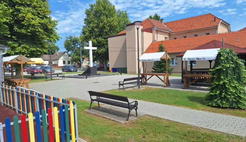 U centru Vrbanje, općinska zgrada, trg...ustupljeno