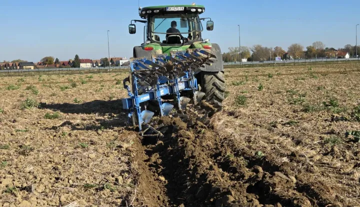 VINKOVCIPoljoprivredno-šumarska škola Vinkovci, Regionalni centar kompetentnosti za poljoprivredu i Udruga orača Vukovarsko-srijemske županije organizatori su 2. Revije učenika oračalistopad 2025.