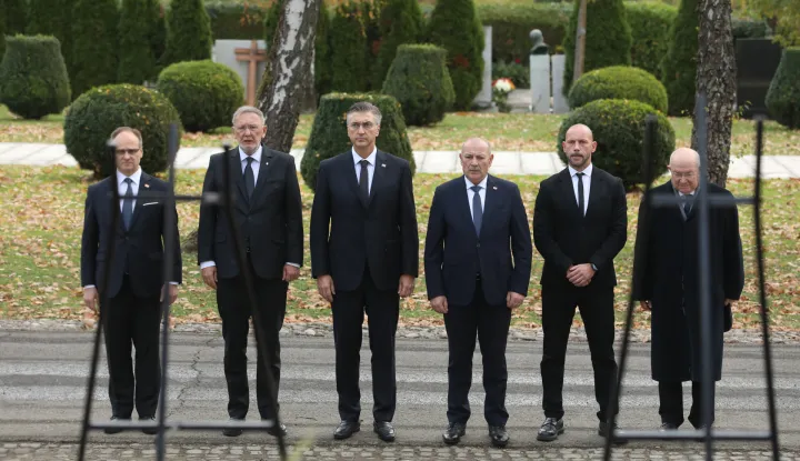 31.10.2025., Zagreb - Clanovi Vlade Republike Hrvatske polozili su vijence kod spomenika "Glas hrvatske zrtve - Zid boli", kod Sredisnjega kriza u Aleji poginulih hrvatskih branitelja iz Domovinskog rata, na grobu prvog hrvatskog predsjednika dr. Franje Tudjmana, te ispred Sredisnjeg kriza uoci blagdana Svih svetih. predstojnik Ureda predsjednika Vlade Zvonimir Frka Petesic, potpredsjednik Vlade i ministar unutarnjih poslova Davor Bozinovic, predsjednik Vlade RH Andrej Plenkovic, potpredsjednik Vlade i ministar branitelja Tomo Medved, ministar pravosudja, uprave i digitalne transformacije Damir Habijan i Mate Granic Photo: Robert Anic/PIXSELL