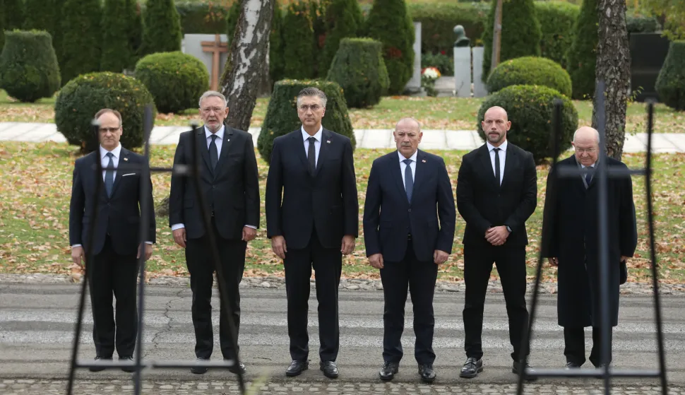31.10.2025., Zagreb - Clanovi Vlade Republike Hrvatske polozili su vijence kod spomenika "Glas hrvatske zrtve - Zid boli", kod Sredisnjega kriza u Aleji poginulih hrvatskih branitelja iz Domovinskog rata, na grobu prvog hrvatskog predsjednika dr. Franje Tudjmana, te ispred Sredisnjeg kriza uoci blagdana Svih svetih. predstojnik Ureda predsjednika Vlade Zvonimir Frka Petesic, potpredsjednik Vlade i ministar unutarnjih poslova Davor Bozinovic, predsjednik Vlade RH Andrej Plenkovic, potpredsjednik Vlade i ministar branitelja Tomo Medved, ministar pravosudja, uprave i digitalne transformacije Damir Habijan i Mate Granic Photo: Robert Anic/PIXSELL