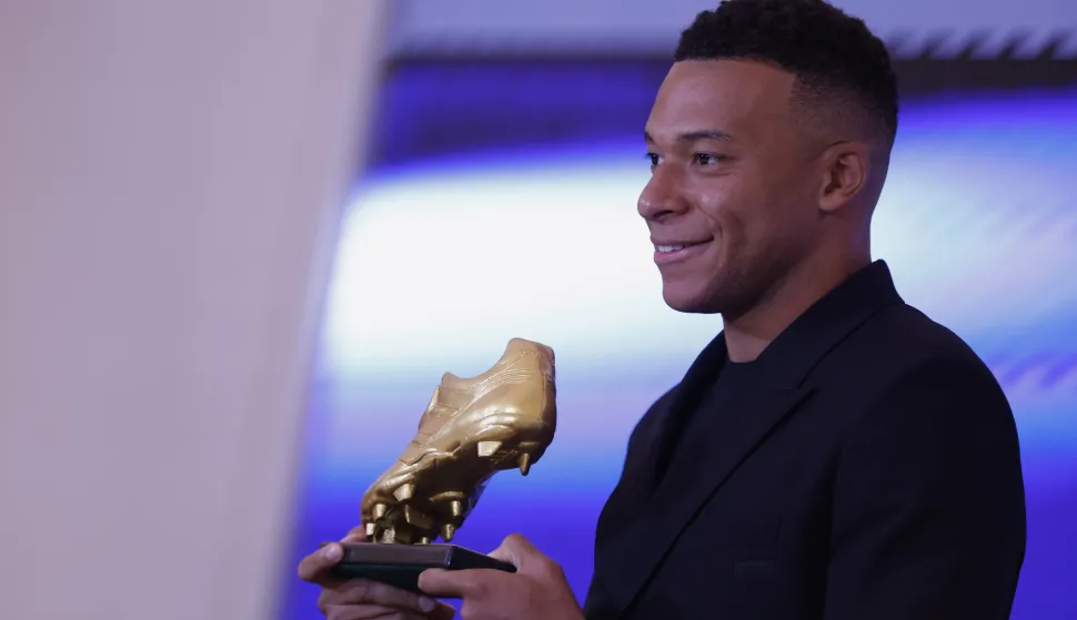 epa12495232 Real Madrid striker Kylian Mbappe receives the Golden Boot award at Santiago Bernabue stadium in Madrid, Spain, 31 October 2025. EPA/JAVIER LIZON