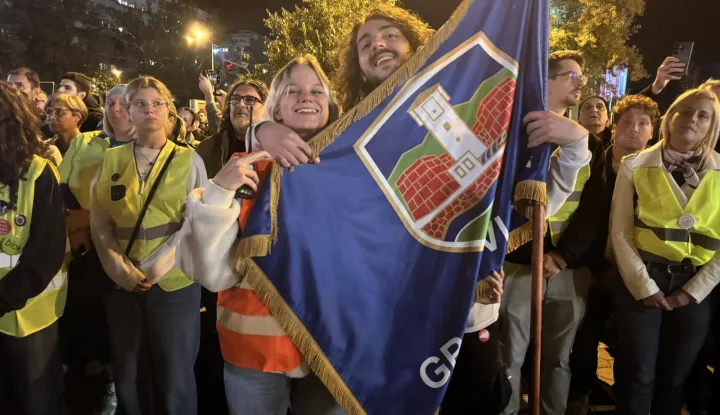 Beograd, 31.10.2025. - Mno&scaron;tvo Novosađana na bulevarima i ulicama grada priredilo je u petak navečer doček tisućama studenata i građana koji danima pje&scaron;ače na komemorativni skup u povodu obljetnice pogibije 16 ljudi na novosadskom željezničkom kolodvoru 1. studenog 2024. godine. foto HINA/ FoNet/ Sofija Vukajlović/ ml