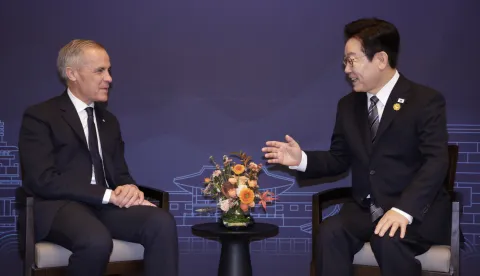 epa12492263 South Korean President Lee Jae-myung (R) speaks with Canadian Prime Minister Mark Carney during their meeting on the sidelines of the Asia-Pacific Economic Cooperation (APEC) meetings in Gyeongju, North Gyeongsang Province, South Korea, 30 October 2025. EPA/YONHAP/POOL SOUTH KOREA OUT