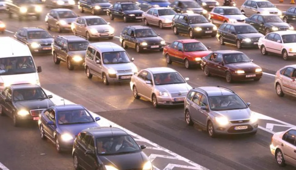23.08.2009., Zagreb - Na naplatnim kucicama u Luckom nema guzve, promet tece bez vecih kolona. Automobili s upaljenim svjetlima. Photo: Goran Jakus/PIXSELL------auto4 st