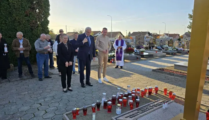 Svijeće zapalili gradonačelnik, njegova zamjenica i vijećnici